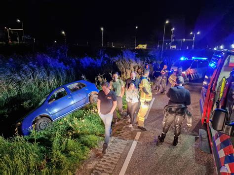 Automobilist Vliegt Uit De Bocht En Slaat Op De Vlucht Hulpdiensten