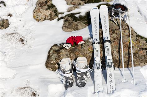 Ski Equipment List - 10 Skiing Essentials For Beginners