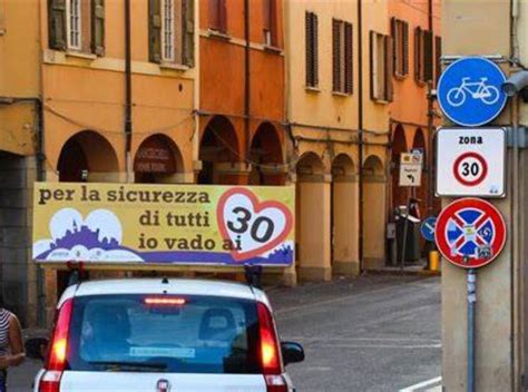 Mobilità in città automobilisti pronti scende il limite di velocità a