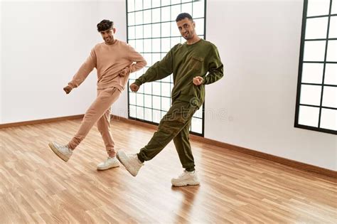 Dos Hombres Hispanos Pareja De Bailarines Sonriendo Confiados Bailando