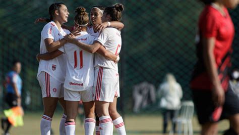 Internacional goleia Athletico PR e vence a segunda no Brasileirão