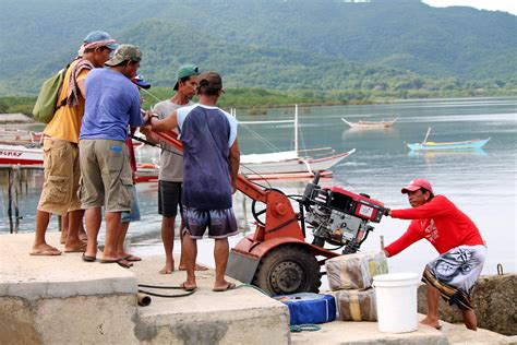 Mahigit Php2-M na agri-inputs at mga makinarya, pinagkaloob ng SAAD ...