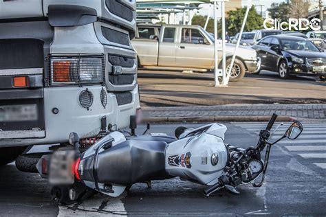 Caminh O Colide Em Motocicleta E Deixa Homem Ferido Em Chapec