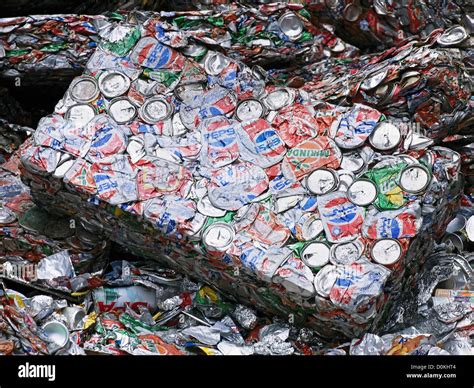 People Recycling Aluminium Cans In Fotos Und Bildmaterial In Hoher