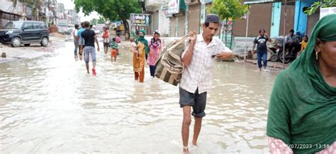 Delhi Flood दिल्ली समेत एनसीआर के भी कई इलाके जलमग्न हजारों लोग घर