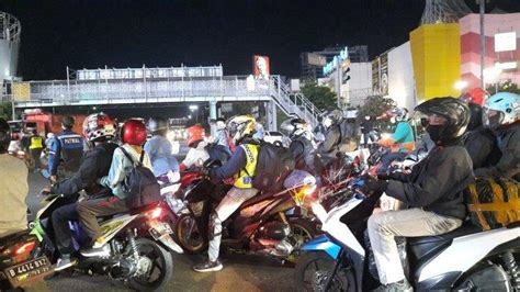 H Lebaran Jalur Arteri Kota Bekasi Dipenuhi Puluhan Ribu