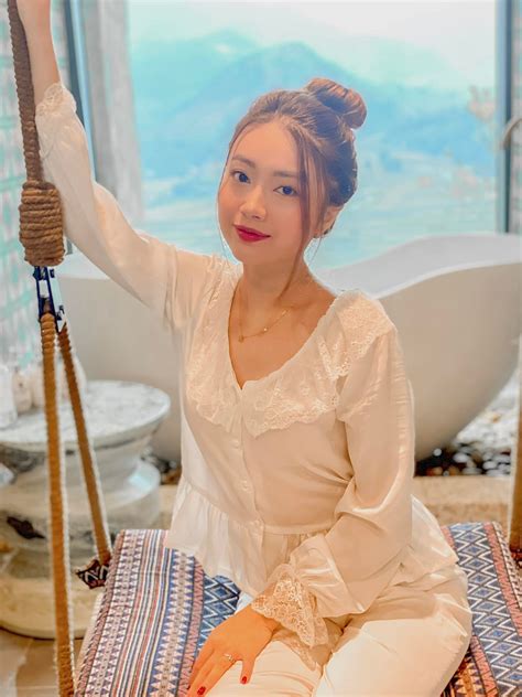 Con gái hotgirl của NSND Trung Hiếu nóng bỏng với bikini đỏ theNEXTvoz