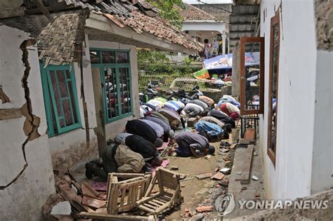 여진에 비까지인니 서자바주 지진 수색작업 난항 연합뉴스