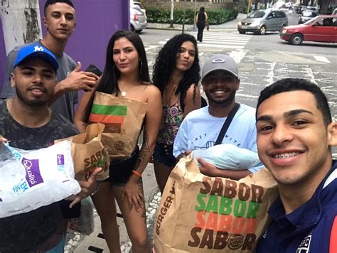 Jovem Aproveita Black Friday Para Alimentar Moradores De Rua Em Sp