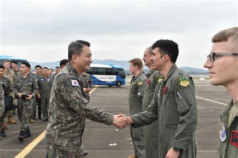 김승겸 합참의장 청주기지 찾아 한반도 첫 착륙 B 52 작전요원 격려 아시아투데이