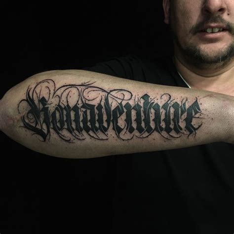 Tatouage Calligraphie Bonaventure Fond Noir Tattoo