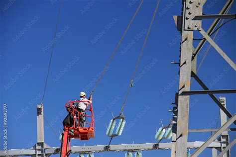 Travaux Sur Une Ligne Lectrique Tr S Haute Tension Stock Photo