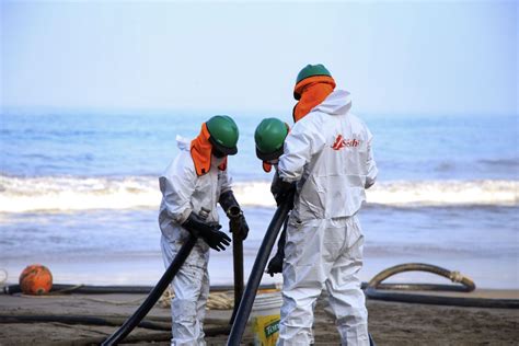 Restos De Petr Leo Persisten En Playas Afectadas Por Derrame De