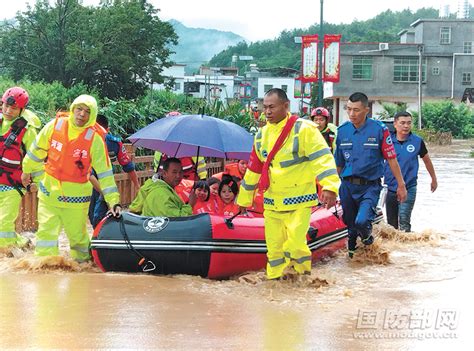 广东省部分人武部组织民兵抗洪抢险：“迷彩绿”向险而行 中华人民共和国国防部