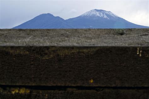 Prima Neve Sulla Cima Del Vesuvio Gazzetta Di Napoli