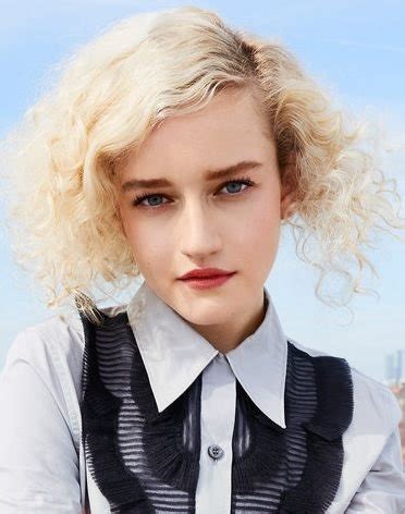 Discussingfilm On Twitter Julia Garner Wins Her First Goldenglobes