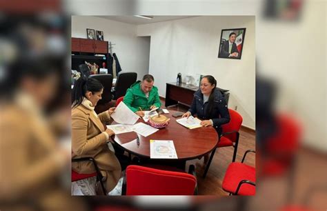 Firman convenio para regularización de terrenos y mejora de viviendas