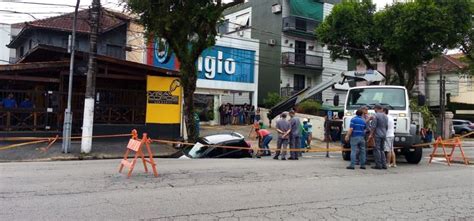 Cratera Se Abre Em Avenida De Santos E Engole Carro Que Estava