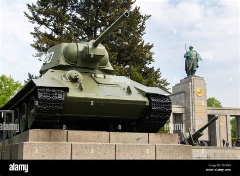 Carro Armato Sovietico Del Memoriale Di Guerra Berlino Immagini E