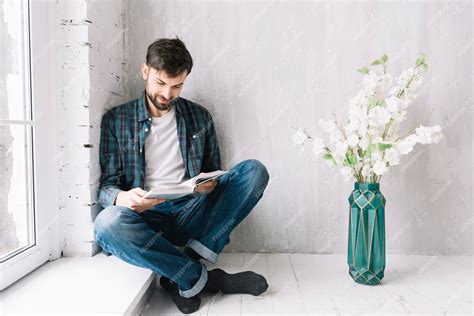 Человек, читающий книгу возле окна | Бесплатно Фото