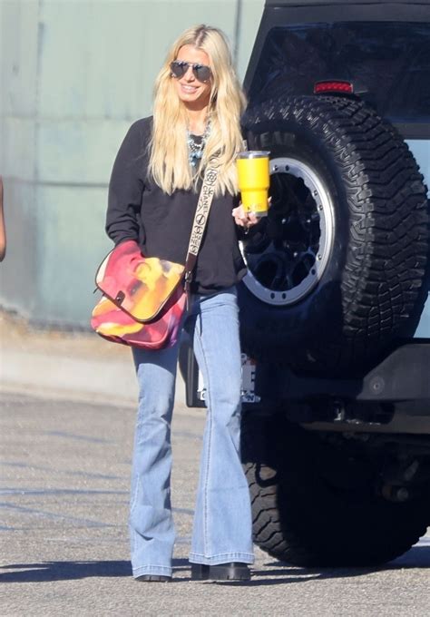 Jessica Simpson Out For Grocery Shopping In Los Angeles 08192023