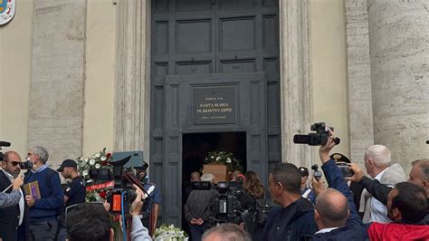 A Roma I Funerali Di Luca Giurato La Moglie Daniela La Sua