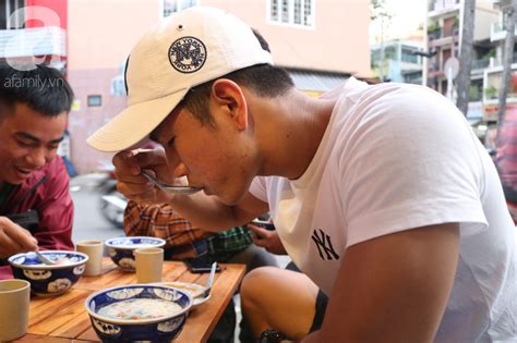 Hot boy 8x bán chè miền Tây ở Sài Gòn đắt khách như tôm tươi không ngại công khai giới tính