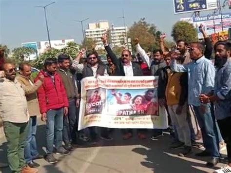 Hindu Organizations Shouted Slogans Outside Celebration Mall Police