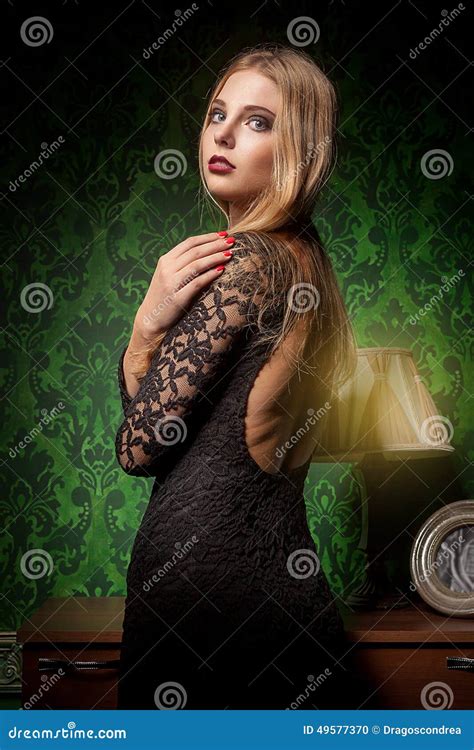 Femme Sensuelle Dans La Robe Noire Sur L intérieur Vert De Vintage