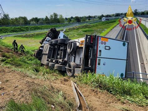 Incidente Sulla Brebemi Camion Sfonda Il Guardrail E Si Ribalta In Un