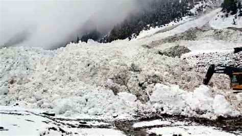 Avalanche Strikes Sarbal Area Of Sonamarg Youtube