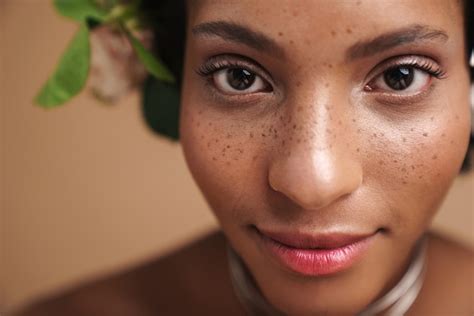 Retrato De Joven Mujer Afroamericana Pecosa Semidesnuda Con Flores En