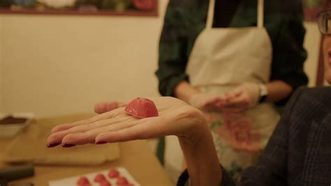 ЗНАЙ НАШИХ! Сладкая история успеха Келли Раннику - YouTube