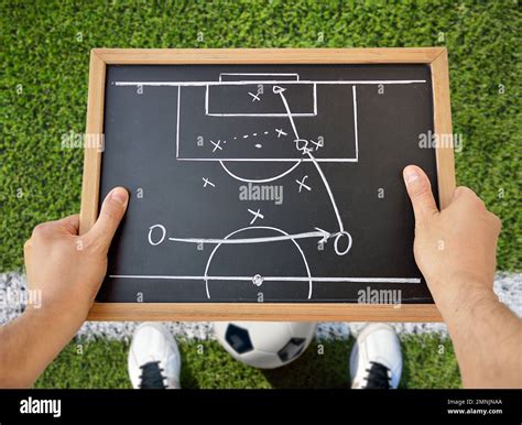 mano de un entrenador de fútbol dibujando una táctica de juego de