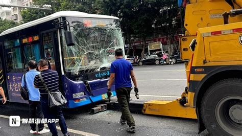 福州市区突发，多辆公交车连环追尾