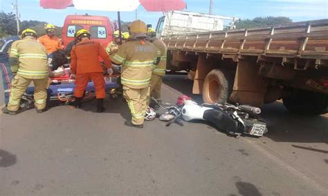 Duas pessoas ficam feridas em acidente moto na entrada do Paranoá