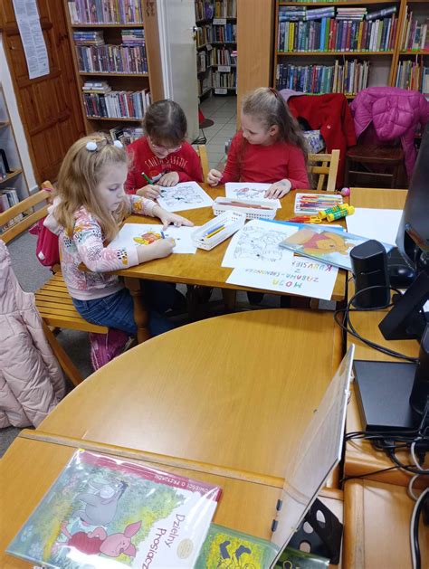 Zabawa W Chowanego Z Kubusiem Puchatkiem Miejska Biblioteka