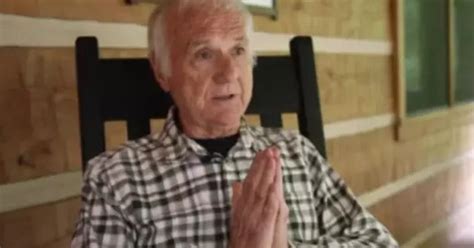 Padre abandona batina se assume gay e vira astro pornô aos 83 anos