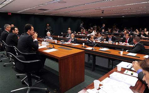 Comissão dos Direitos Humanos aprova projeto que sugere cura gay