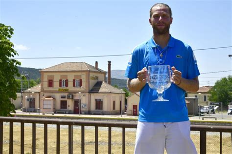 Torneo El Espinar Hugo Grenier exhibe su trofeo en la Estación de El