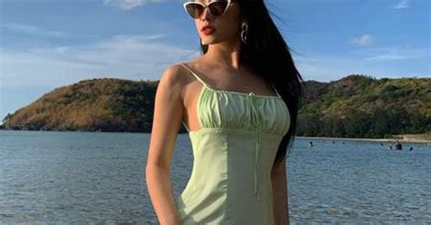 Chẳng cần bikini khoe da thịt Chi Pu vẫn gợi cảm với đường cong lấp ló nhờ kiểu váy này