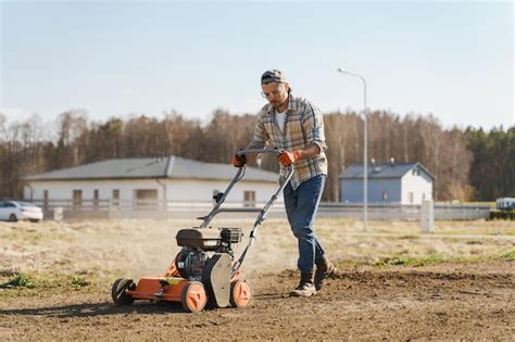 Homme Utilisant Une Machine D A Ration Pour La Scarification Et L