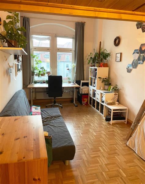 Schönes Zimmer in Altbauwohnung mit riesiger Wohnküche in der Nähe vom