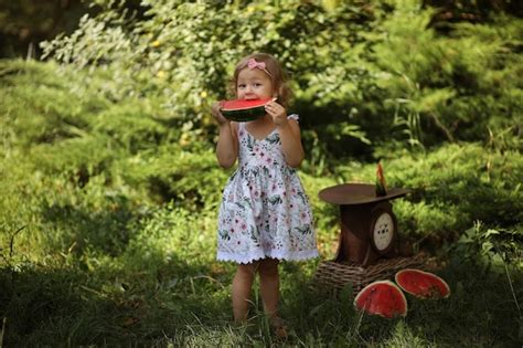 Une Jolie Petite Fille Blonde Mange De La Pastèque Rouge Fraîche En été à L extérieur