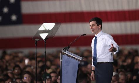 Jovem gay e veterano de guerra Pete Buttigieg lança pré candidatura à Presidência dos EUA