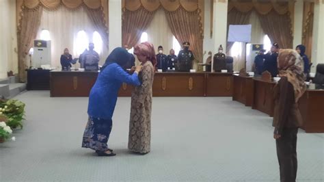 Sofia Resmi Dilantik Jadi Anggota DPRD Barito Utara Kalteng Ekspres