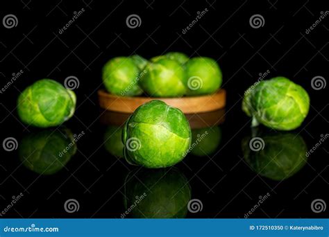 Bruxelas Verdes Brotam Isoladas Em Vidro Preto Foto De Stock Imagem