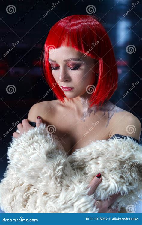 La Ragazza Con Capelli Rossi Con Le Spalle Nude Fotografia Stock Immagine Di Ragazza Modo