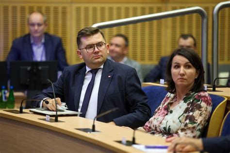 Bunt w PiS trwa Małopolska wciąż bez marszałka Kmita znów przegrał