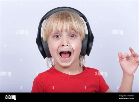 J Ai Surpris Un Gar On Gay Avec Un Casque Sur Fond Blanc Portrait D Un Gar On Coutant De La